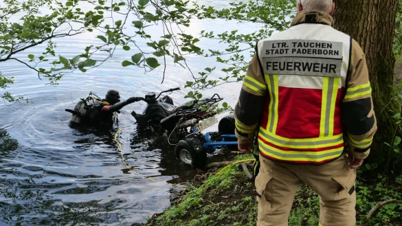 Mit Hilfe einer Seilwinde wird das Quad von der Feuerwehr Paderborn aus dem Habichtsee gezogen. - &copy; Ralph Meyer