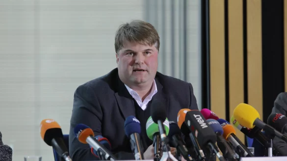 Hamelns Landrat Tjark Bartels am 5. Februrar auf einer Pressekonferenz zum Fall L&uuml;gde.&nbsp; - &copy; Archivfoto: Jannik Stodiek