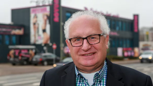 Der Novum-Erfinder: Lothar Schwier verkaufte früher Radios und Fernseher bei Priesent, dann wechselte er die Branche. Anfang der 1990er hob er den Novum-Erotikmarkt aus der Taufe. Hier steht er vor der Filiale an der Eckendorfer Straße in Bielefeld. - © Andreas Zobe