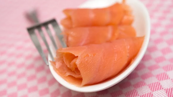 Teller mit R&auml;ucherlachs - &copy; Foto: Andrea Warnecke/dpa-tmn