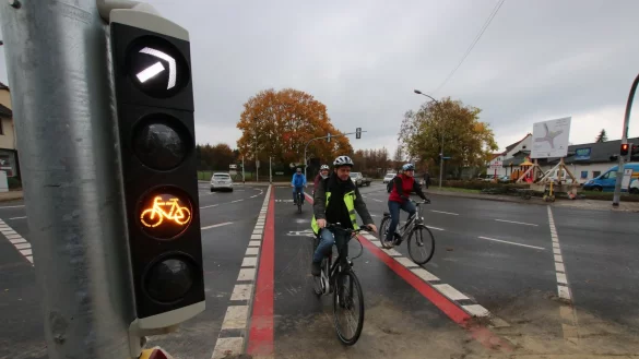Ungew&ouml;hnliche Spur: (von links) Michael Otte, Janine Diederich, Jochen Detering und Anke Majewski radeln auf der neuen Diagonalspur &uuml;ber die Kreuzung an der Bielefelder/Hiddeser/Heidenoldendorfer Stra&szlig;e. Die Radfahrampel springt gerade von Gr&uuml;n auf Rot um und zeigt daher Gelb. - &copy; Patrick Bockwinkel
