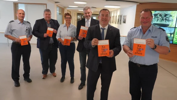 Stefan Begemann (Polizei), Meinolf Haase (Bev&ouml;lkerungsschutz), Sabine Beine (Verwaltungsvorstand), Dirk Becker (Sprecher der B&uuml;rgermeister), Landrat Dr. Axel Lehmann und Polizeidirektor Alexander Fenske stellen die Arbeitsgemeinschaft "Kritische Infrastruktur" vor. Gleichzeitig appellieren sie an die Eigenverantwortung der B&uuml;rger. - &copy; Michaela Wei&szlig;e