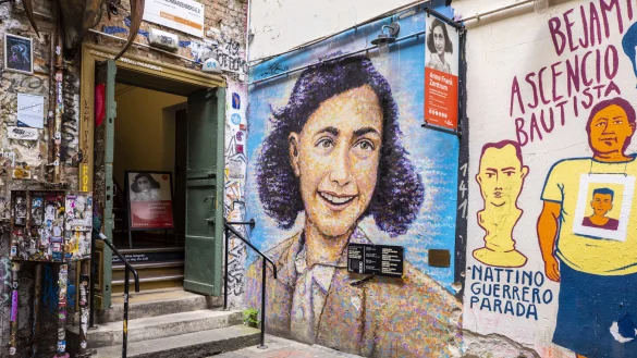 Der Eingang zum Anne Frank Zentrum im Haus Schwarzenberg in Berlin. - © Anne Frank Zentrum/ Ruthe Zunz