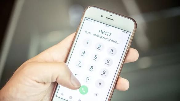 Seit Mitte 2018 sind die Menschen aus Lippe, H&ouml;xter und Paderborn bei der Leitstelle in Lippe gelandet, wenn sie die 116117 gew&auml;hlt haben. Jetzt hat die Kassen&auml;rztliche Vereinigung diese Zusammenarbeit aufgek&uuml;ndigt.&nbsp; - &copy; Zacharie Scheurer / dpa