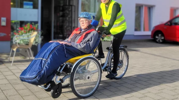 Ab geht die Fahrt: Andreas Fl&ouml;ttmann tritt in die Pedale und, warm eingepackt, freut sich Heinz Weber schon auf die Tour. - &copy; Katrin Kantelberg