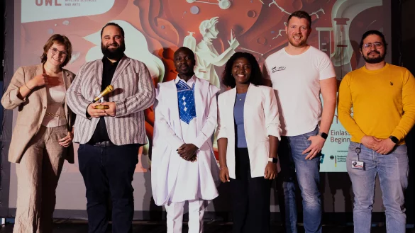 Teilnehmer beim Slam waren (von links) Meike Clausen, Conrad Dreyer, Emmanuel Huno, Ruby Appiah, Thomas Schellenberg und Abhijeet Shrotri. - &copy; Jan Lukas Fr&uuml;nd