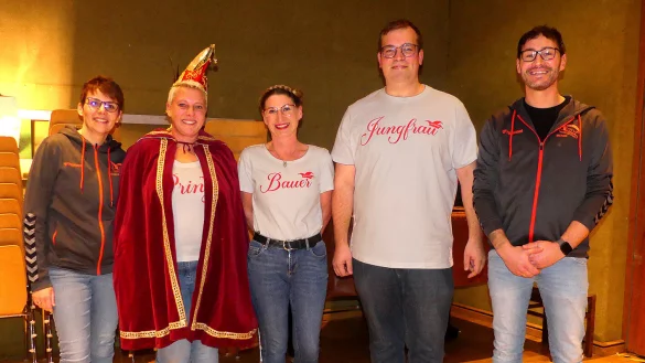 Neues Dreigestirn mit Vorstandsmitgliedern (von links): die stellvertretende Vorsitzende Tamara Rose, Prinz Blanka Vieregge, Bauer Sabrina Schr&ouml;der, Jungfrau Robin D&uuml;wel und Vorsitzender Benjamin Quast. - &copy; Rudi Rudolph