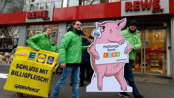 Greenpeace-Protest gegen Billigfleisch - &copy; Foto: Roberto Pfeil/dpa