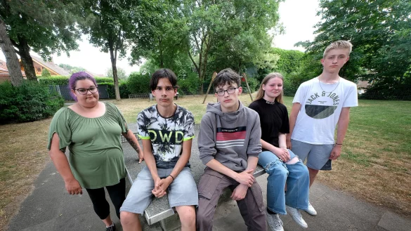 Christina Brigitte Buk (l.) kann nicht verstehen, warum ihr Sohn Danilo (v.l.) für ein Treffen mit seinen Freunden Dejay, Ruth und Henri auf dem Spielplatz bestraft werden soll. "Wo sollen die Kinder denn hin?", fragt sie. - © Andreas Frücht