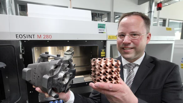 Komplizierte Gebilde: Beide Bauteile wurden bei Protiq auf der neuen Internetplattform geordert und waren binnen weniger Tage fertig beim Kunden. Dr. Ralf Gärtner ist stolz auf diese neue Vertriebsart. - © Bernhard Preuss