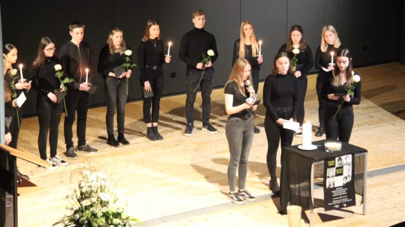 Sch&uuml;ler des Stadtgymnasiums z&uuml;nden Kerzen f&uuml;r die Opfer des Nationalsozialismus an. - &copy; Kirsten Fuhrmann