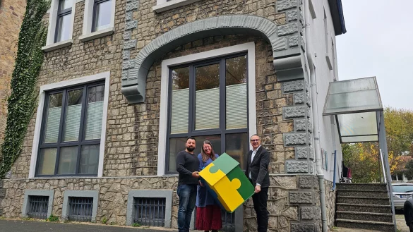 Sie freuen sich, dass die Arbeit des Mehrgenerationenhauses gesichert ist: (von links) Aimann Alkhalaf (Fl&uuml;chtlingshilfe), Dagmar Begemann (Mehrgenerationenhaus) und B&uuml;rgermeister Markus Baier. - &copy; Alte Hansestadt Lemgo