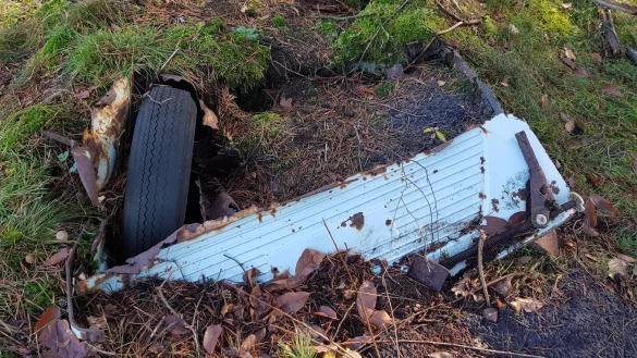 Das Autowrack nahe der Aussichtsplattform am D&uuml;nenfeld. - &copy; Archivfoto: Dieter Asbrock
