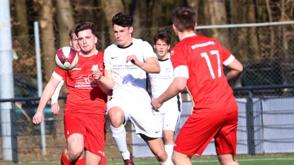 Diestelbruchs Lennart Lopsien versucht sich, gegen die BraWö-Akteure Rhys Dunning (links) und Joel Droßmann zu behaupten. - © Paul Cohen