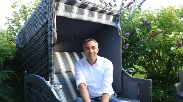 Dirk Tolkemitt sitzt im Strandkorb auf der kleinen Terrasse hinter seinem Einfamilienhaus in Kalletal-Stemmen.&nbsp; - &copy; Alexandra Schaller