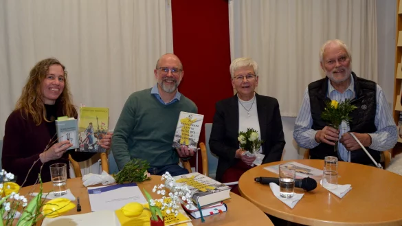 Unterhaltsamer Leseabend mit Dr. Marlen Grote, Patrick Busse, Elisabeth Webel und Martin Franke (von links) in der Stadtbücherei. - © Freunde und Förderer der Stadtbücherei
