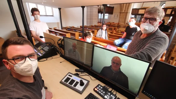Julian Sasse (links) verfolgt, wie Pfarrer Peter Busse (links) und Kirchenvorstandsmittglied Hans-Peter Wegner auf den Monitoren zu sehen sind. Seine Mitstreiter im Technik-Team der evangelisch-reformierten Kirchengemeinde Hohenhausen sind (weiter von links) Tobias Finkbeiner, Jannik Vogt, Horst Hankemeier, Maurice Detering und Gemeindep&auml;dagoge J&ouml;rg B&ouml;nnemann. - &copy; Jens Rademacher