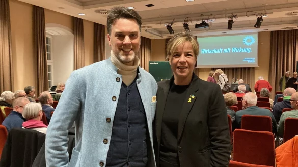 Robin Wagener und Mona Neubaur referieren über Ziele grüner Politik. - © Cordula Gröne