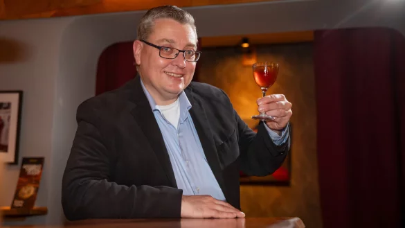 Der gebürtige Lemgoer Michael Bienert hat ein Buch über Cocktails, Bars und deren Geschichte geschrieben. Das Foto entsand in der Bar "Fabelei". - © Stefanie Herbst