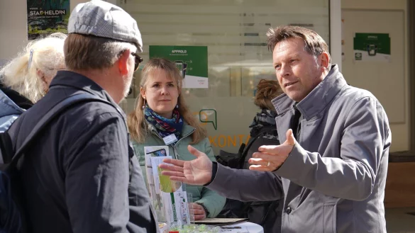 B&uuml;rgermeister Frank Hilker im Gespr&auml;ch mit B&uuml;rgerinnen und B&uuml;rgern zum Auftakt der Stadtkontakt mobil-Saison 2025 auf dem Marktplatz. Eines seiner Ziele ist es, k&uuml;nftig noch st&auml;rker in den Austausch mit den Menschen vor Ort zu gehen. - &copy; Stadt Detmold