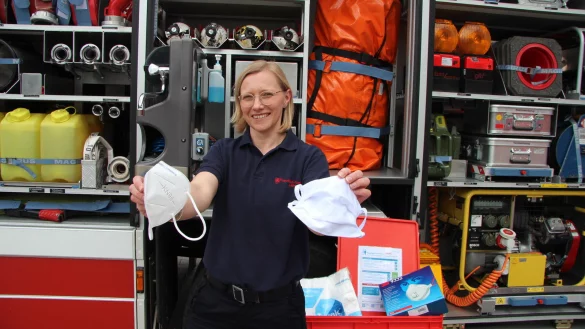 Marion Pl&ouml;ger ist eine der wenigen fest angestellten Kr&auml;fte bei der Freiwilligen Feuerwehr Lemgo. Masken sind mittlerweile ein Muss f&uuml;r die Kr&auml;fte, in den Einsatzfahrzeugen gibt es Wasser- und Desinfektionsspender und einen Vorrat an Schutzkleidung. - &copy; Katrin Kantelberg