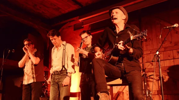 Furioses Finale: Ganz ohne Mikro und Verstärker verabschiedeten sich (von links) Dieter Kropp, Peter „Crow C" Krause, Ferdinand „Jelly Roll" Kraemer und Abi Wallenstein vom Publikum beim Nikolausblues. - © André Gallisch