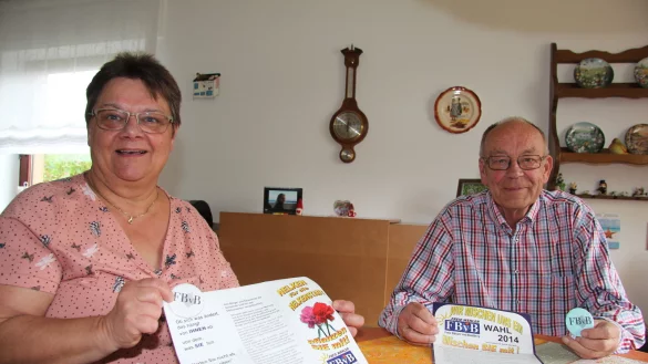 Marin Stork und G&uuml;nter Simon haben in den vergangenen Jahren f&uuml;r die Freien B&uuml;rger von Blomberg im Rat mitgewirkt. Hier halten sie Flyer von 2014 in die Kamera. Dieses Jahr gibt es keine Handzettel &ndash; die FBvB treten zur Kommunalwahl aus Personalmangel nicht an. - &copy; Silke Buhrmester