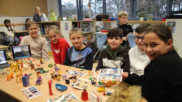 Ein Comic muss nicht immer gezeichnet sein: Mit den Requisiten auf dem Tisch haben die Kinder Szenen arrangiert und fotografiert, auf dem iPad mit Sprechblasen versehen und schlie&szlig;lich ausgedruckt. - &copy; Dieter Asbrock