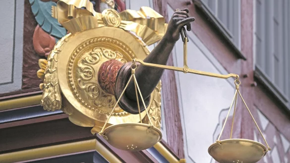 Detail: Blick auf die „Goldene Waage" am gleichnamigen Haus in der neu eröffneten Frankfurter Altstadt. - © picture alliance / Boris Roessler/dpa