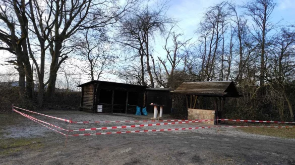 Am Grillplatz Schmandpott oberhalb von Humfeld haben Unbekannte eine Party gefeiert und jede Menge M&uuml;ll hinterlassen - zum Leidwesen der Feuerwehr, die den Grillplatz pflegt. Sie hat das Gel&auml;nde nun abgesperrt. - &copy; Feuerwehr D&ouml;rentrup