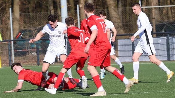 Brakelsieks Rhys Dunning liegt am Boden, hier im Duell mit Lennart Lopsien vom SV Diestelbruch-Mosenbeck. Nummer 31: Thore Wolf. - © Paul Cohen