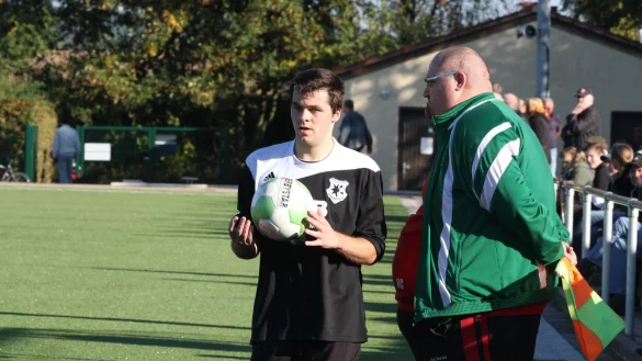 Seite an Seite: Der RSV Barntrup mit Philipp Sölter (links) und Michele Caporale, Obmann des Blomberger, kämpfen beide im Waldstadion um Punkte. - © Sebastian Lucas