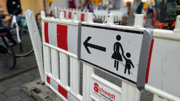 Es staut sich an der Bruchstra&szlig;e. Weil die Stadtwerke an den Trinkwasserleitungen arbeiten, bleibt f&uuml;r die Fu&szlig;g&auml;nger blo&szlig; ein schmaler Gang an der Baustelle vorbei. Abstand halten ist kaum m&ouml;glich. - &copy; Yvonne Glandien