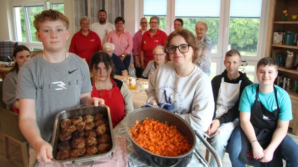 Jeweils drei Schülerinnen und Schüler der Sekundarschule Blomberg waren zu Gast in der Wohngruppe Harlekin, um mit den Bewohnerinnen und Bewohner gemeinsam zu kochen und zu essen. - © Till Brand