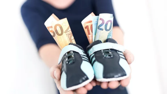 F&uuml;r Kinder sparen - &copy; Foto: Alexander Heinl/dpa-tmn