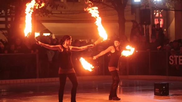 Die Gruppe "Feuerflut" er&ouml;ffnet die diesj&auml;hrige Eiswelt mit einer hei&szlig;en Show. - &copy; Till Brand