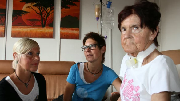 Wollen k&auml;mpfen: (von links) Ellen Brunner und Sandra Oetting geben sich mit der Pflegestufeneingruppierung ihrer schwer kranken Mutter Christel Steinmeier nicht zufrieden. - &copy; Sandra Castrup