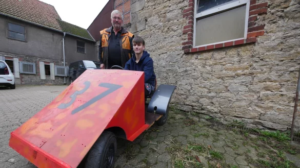 Mit der Startnummer 37 ist Lukas Stumpenhagen gemeinsam mit einem Kumpel beim Seifenkisten-Rennen in Fromhausen angetreten. Sein Vater Klaus-Werner durfte beim Bau nur wenige Tipps geben. - &copy; Jost Wolf