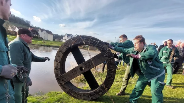 Der Osterräderlauf ist wohl das Highlight in Lügde. Knapp eine Woche vor dem Osterräderlauf rollen die Dechen die Osterräder in die Emmer, wie hier 2024. - © Archivfoto: Michaela Weiße