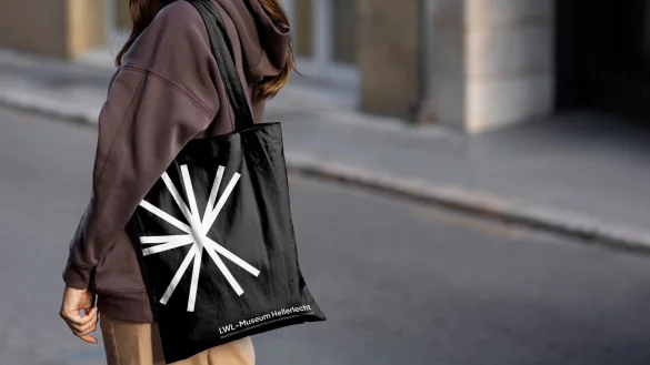 So könnte ein Umhängebeutel mit dem Logo des LWL-Museums Hellerlecht aussehen. - © studio tülü