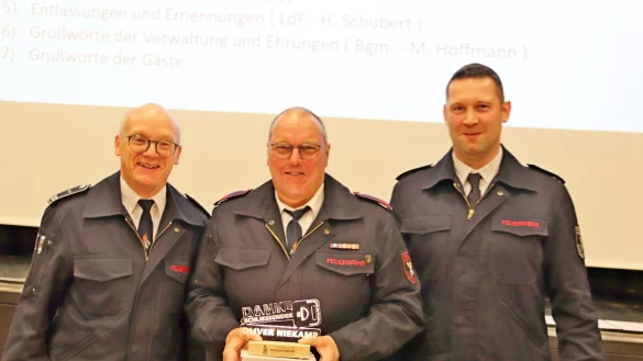 Oliver Niekamp (Mitte) fährt beim jährlichen Mot-Marsch immer im letzten Wagen, um notfalls helfen zu können. Lars Koppmann (links) und Patrick Reinecke bedankten sich für die Unterstützung mit einem kleinen Geschenk. - © Knut Dinter