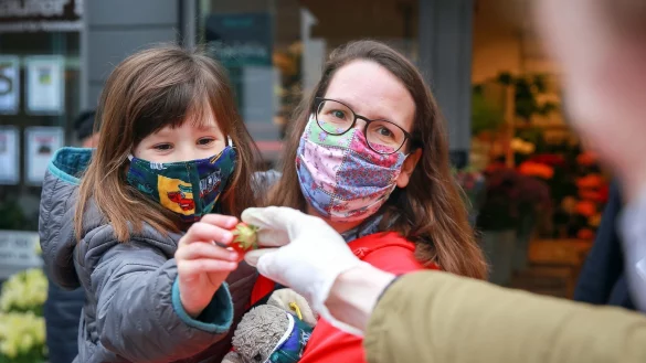 Mutter und Kind mit Alltagsmaske - &copy; Foto: Mascha Brichta/dpa-tmn
