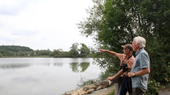 Naturvielfalt: Die Ornithologen Dietrich Horstmann und Ulrich Kuhlmann (von links) beobachten die facettenreichen Vogelarten am, im und um den Norderteich. - &copy; Joline Heller