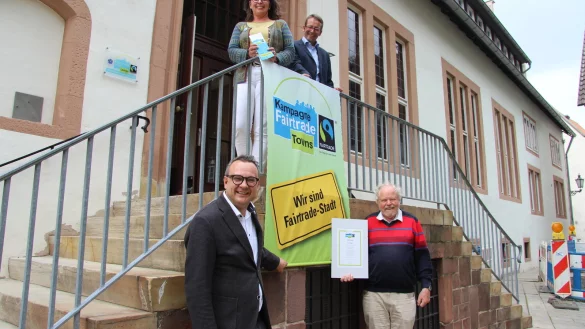 B&uuml;rgermeister Markus Baier (links) &uuml;bergibt Helmut Kohorst die Urkunde. Petra Junghans und Dennis Ortmeier freuen sich, dass Lemgo "Fairtrade-Stadt" bleibt. - &copy; Kirsten Fuhrmann