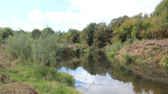Der mutmaßliche Täter lauerte am Begaufer.  - © Symbolfoto: Sven Kienscherf