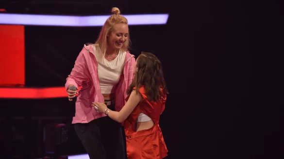 Bauchfrei begegneten sich Coach Alice Merton und Talent Ann-Christin Klos auf der B&uuml;hne. - &copy; SAT.1/ProSieben/Andr&eacute; Kowalski