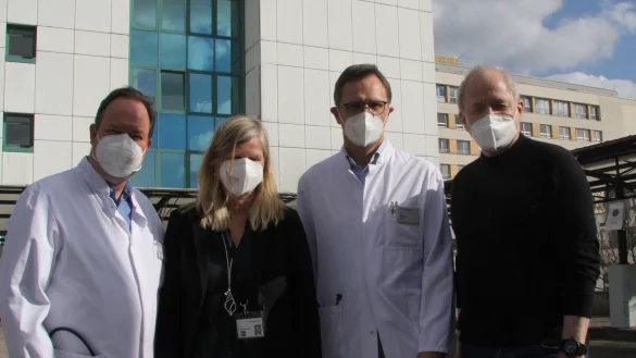 Interdisziplinäre Zusammenarbeit für Covid-19-Patienten: Pneumologe Maik Brandes (v.l.), Anja Rethmeier-Hanke, Neurologe Christoph Redecker und Kinderarzt Thomas Brune. - © Carolin Nieder-Entgelmeier