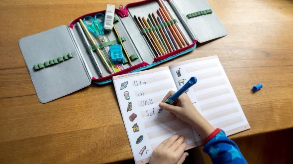 Mit dem Schulstart beginnt das lange Sitzen - &copy; Foto: Florian Schuh/dpa-tmn