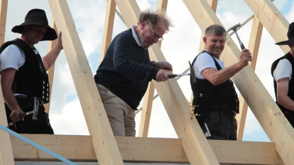 Beim Richtfest war er 2019 noch voller Hoffnung, nun überdenkt Professor Klaus Steffens seine weiteren Pläne, in der Alten Abtei in Lemgo neue Hotelzimmer zu schaffen: Er findet die kräftig gestiegenen Hebesätzen "rabiat". - © Till Brand