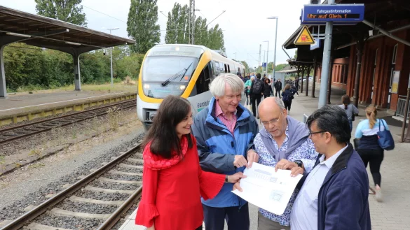 W&uuml;nschen sich eine Aufwertung des Salzufler Bahnhofs: (von links) Marianne Schelp, Gerhard Mason, Fred Schelp und Dr. Victor Morales am Salzufler Bahnhof. - &copy; Alexandra Schaller